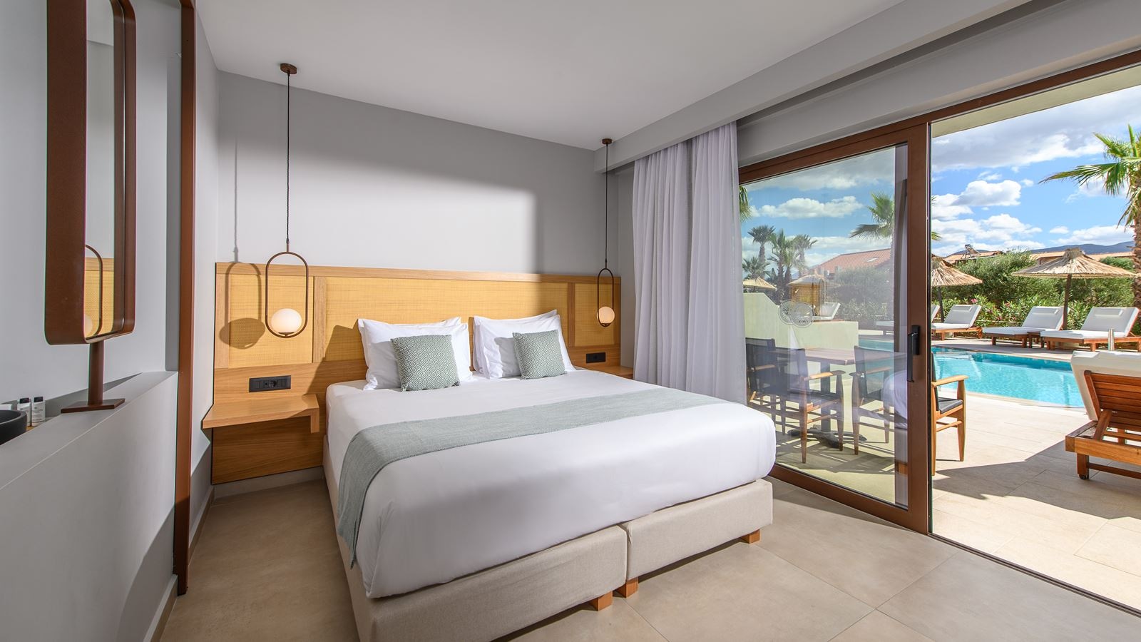 rooms-suite-family-sharing-pool