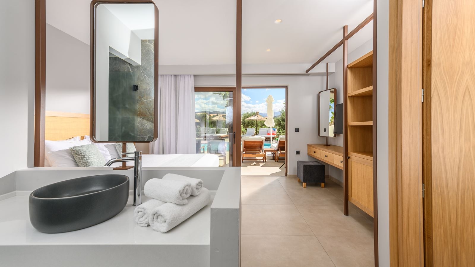 rooms-suite-family-sharing-pool