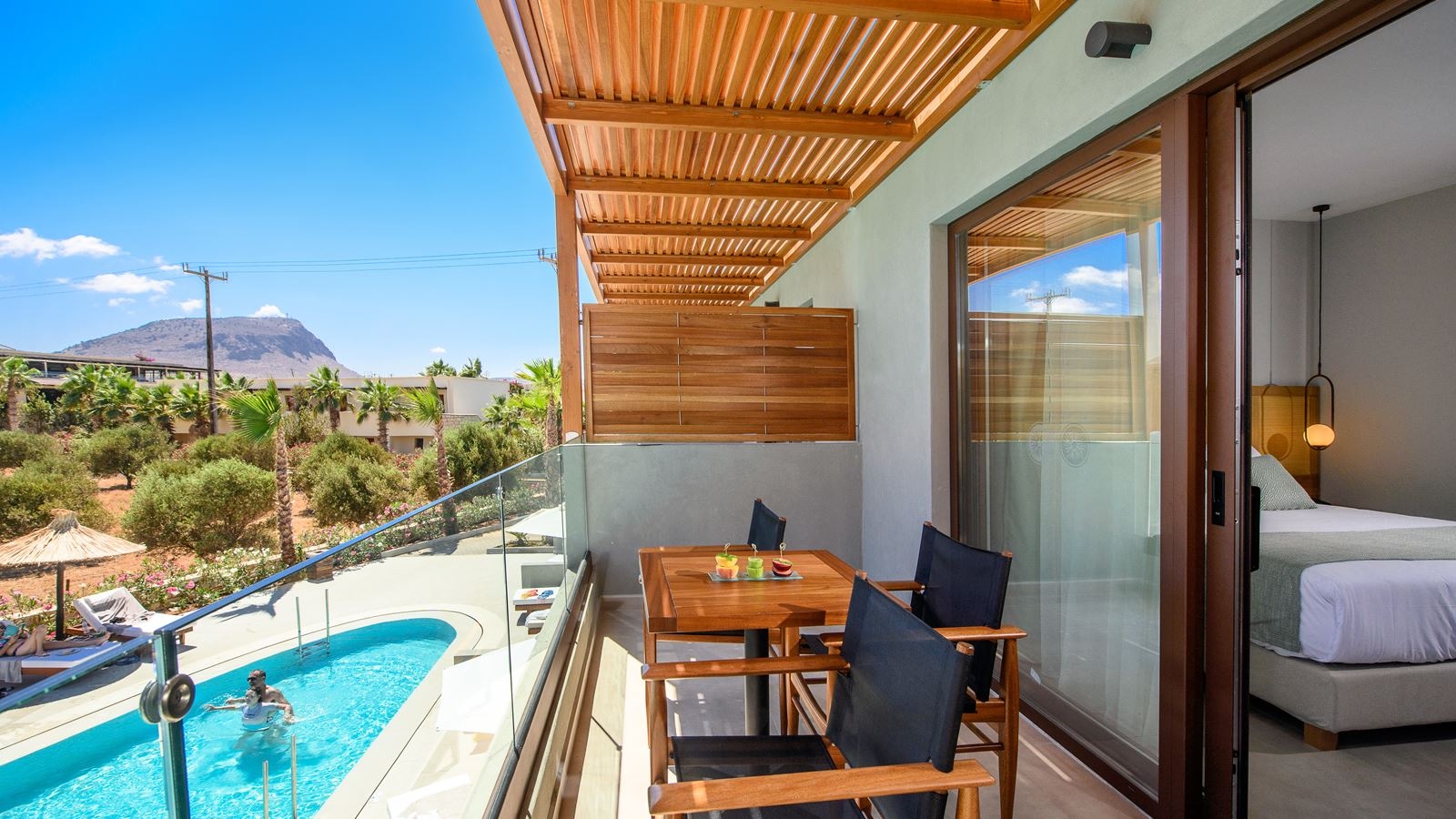 rooms-suite-family-pool-view