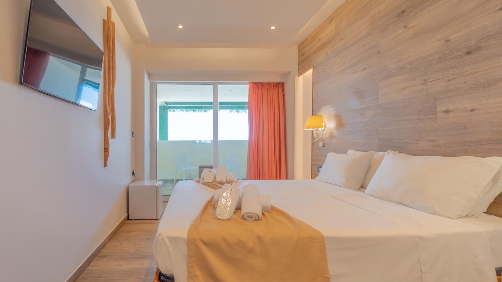 rooms-room-cityview-balcony-or-terrace