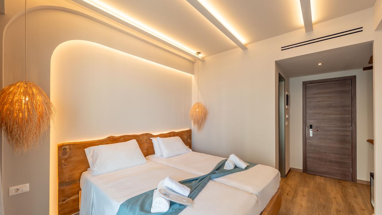 rooms-deluxe-pool-view-room