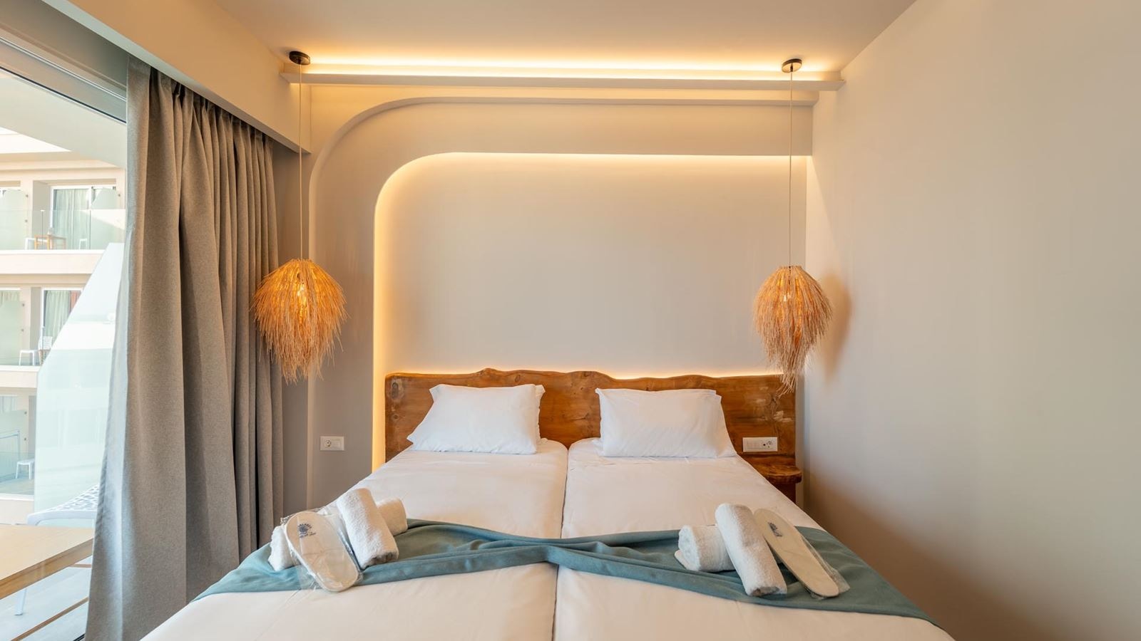 rooms-deluxe-pool-view-room