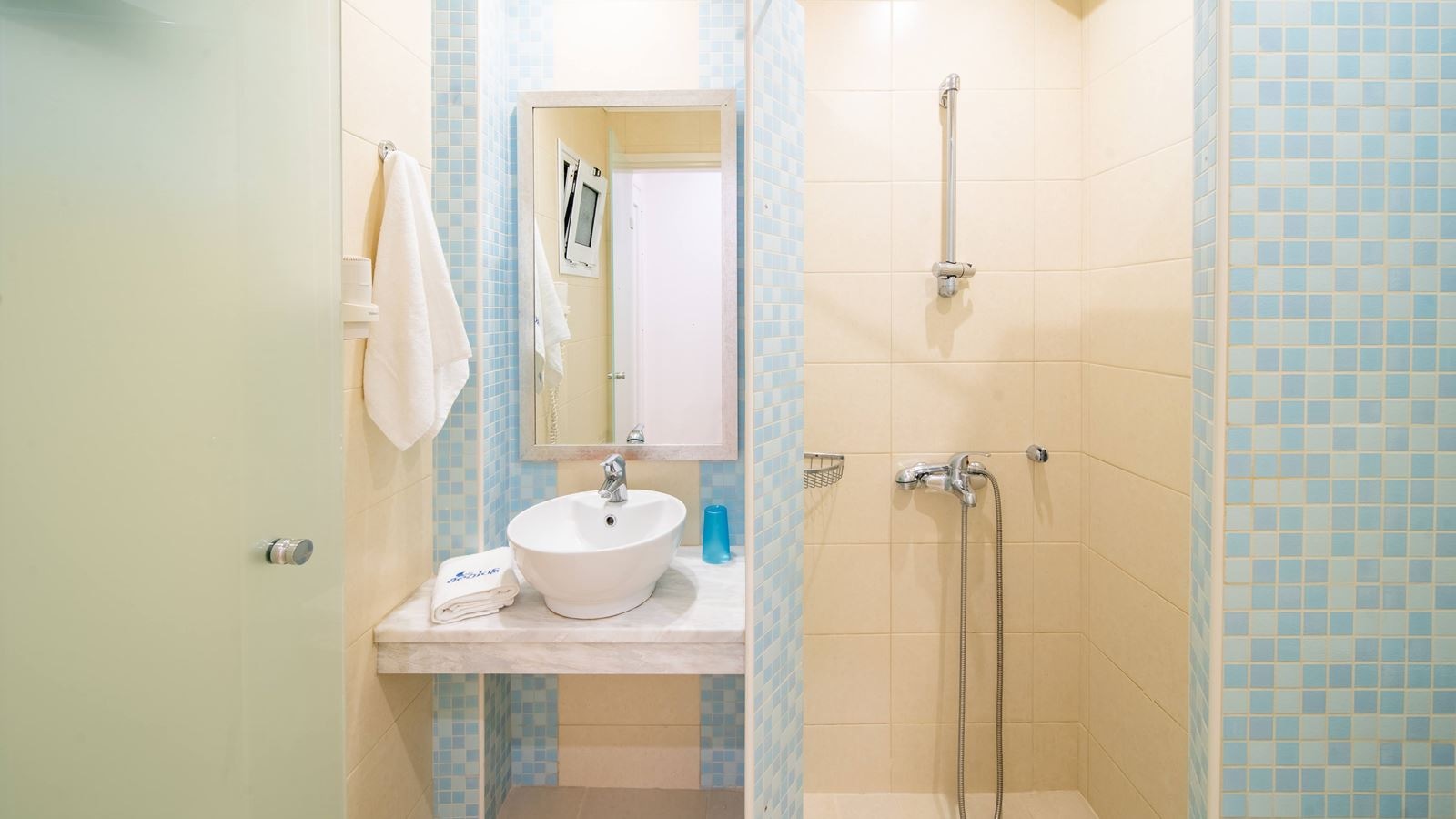 rooms-standard-doubletwin-room-balcony-or-terrace