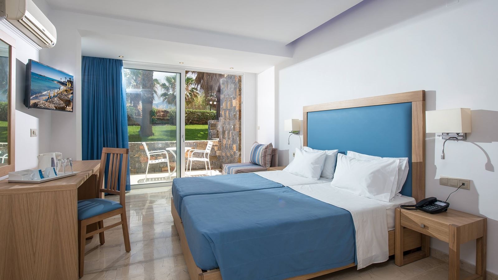 rooms-premium-triple-room-balcony-or-terrace