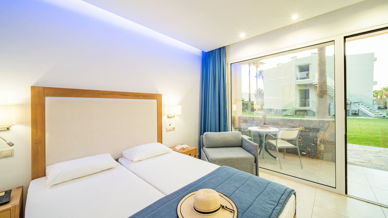 rooms-premium-triple-room-balcony-or-terrace