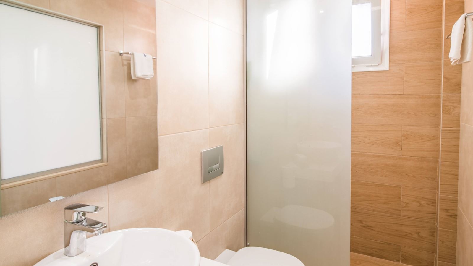 rooms-premium-triple-room-balcony-or-terrace