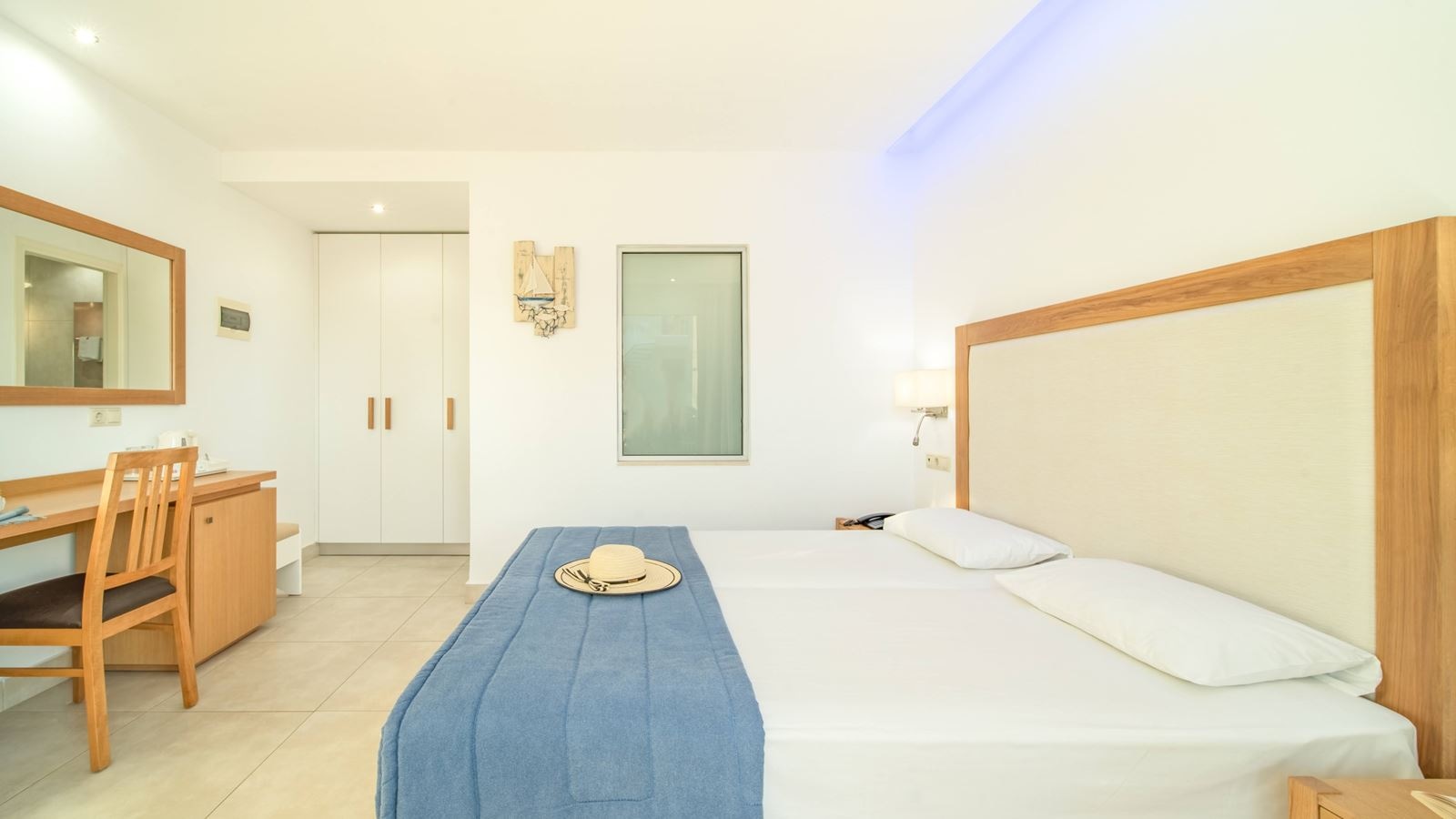 rooms-premium-triple-room-sideseaview