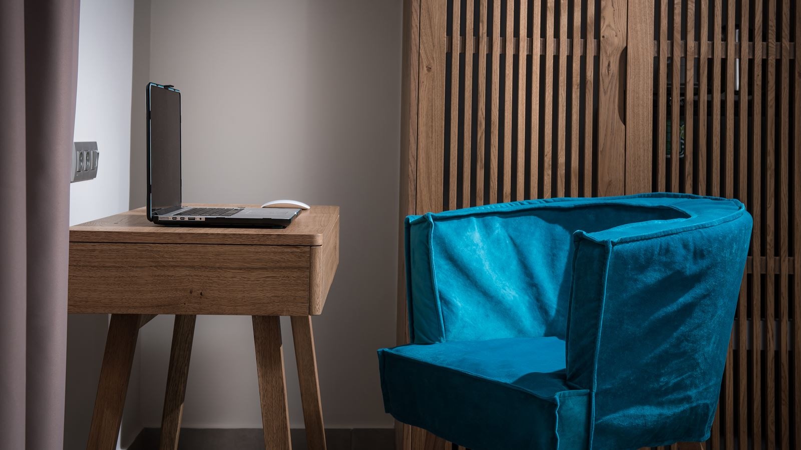 rooms-room-classic-cityview-a-building