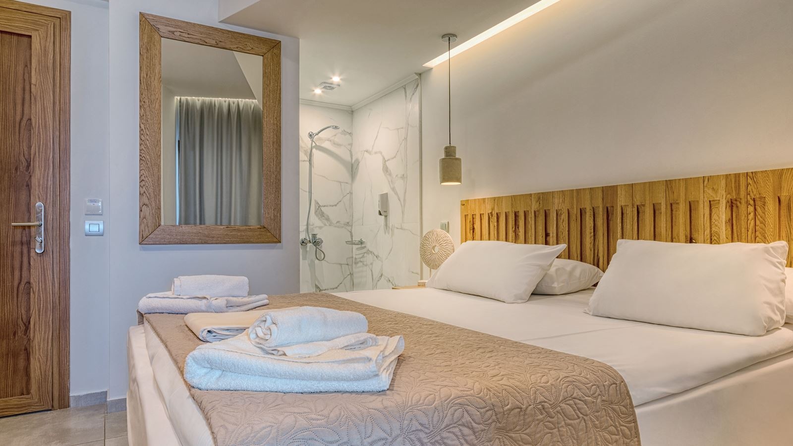 rooms-room-classic-bcd-building-with-sideseaview