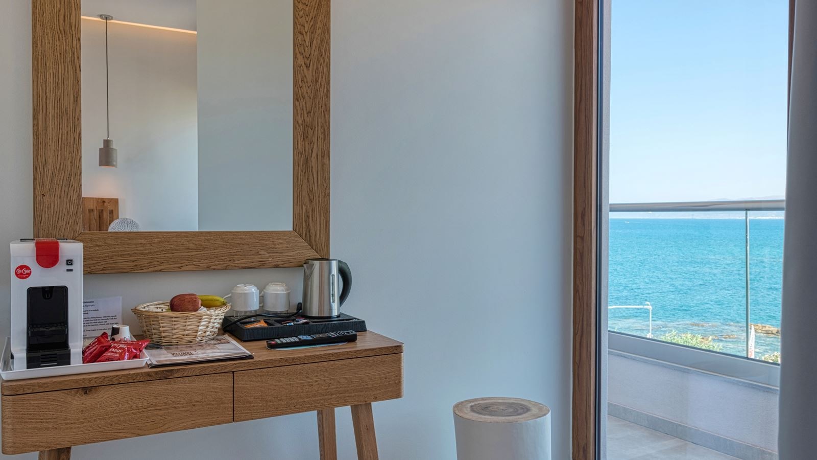 rooms-room-classic-bcd-building-with-sideseaview