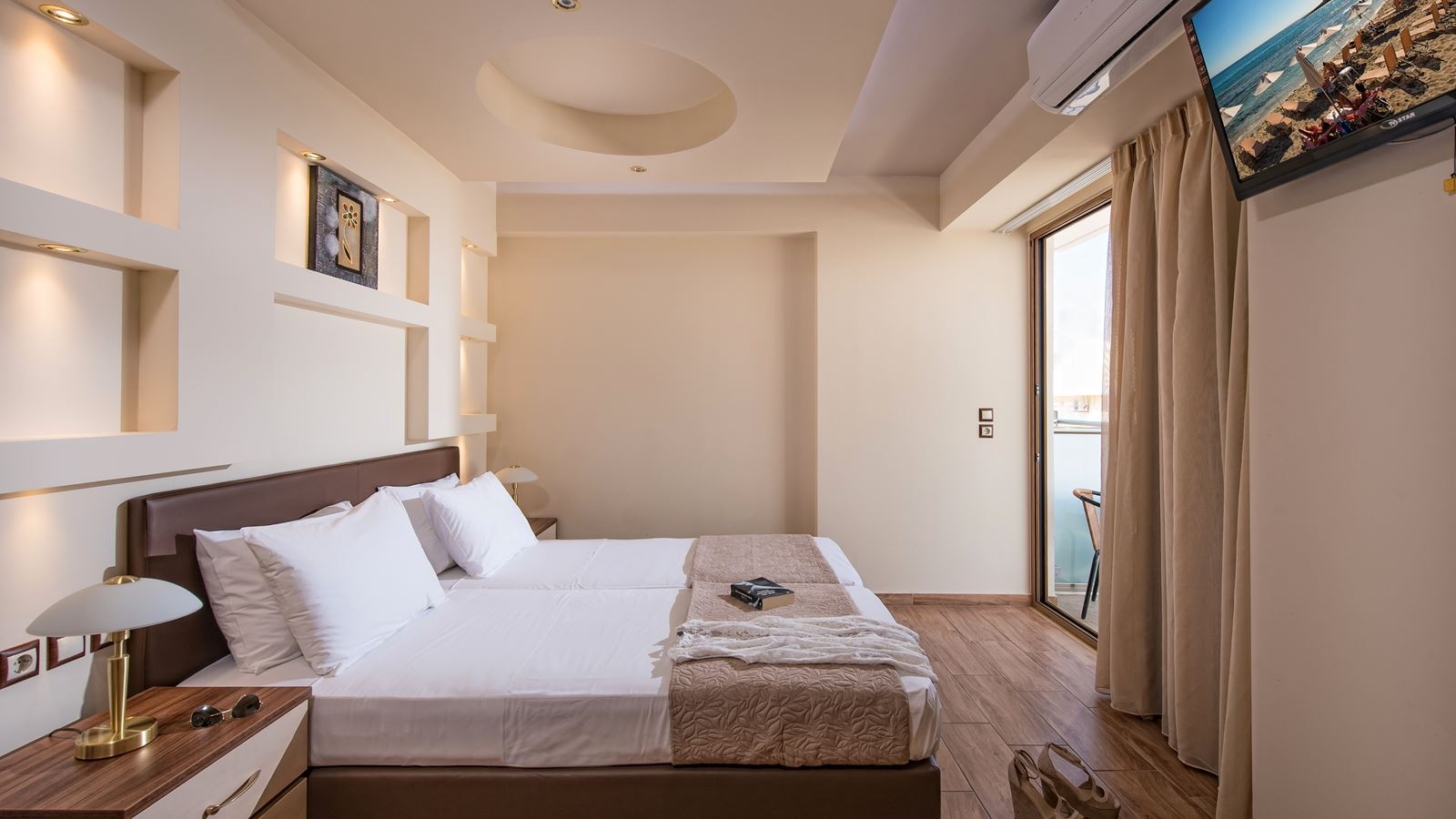 rooms-room-classic-bcd-building-with-sideseaview