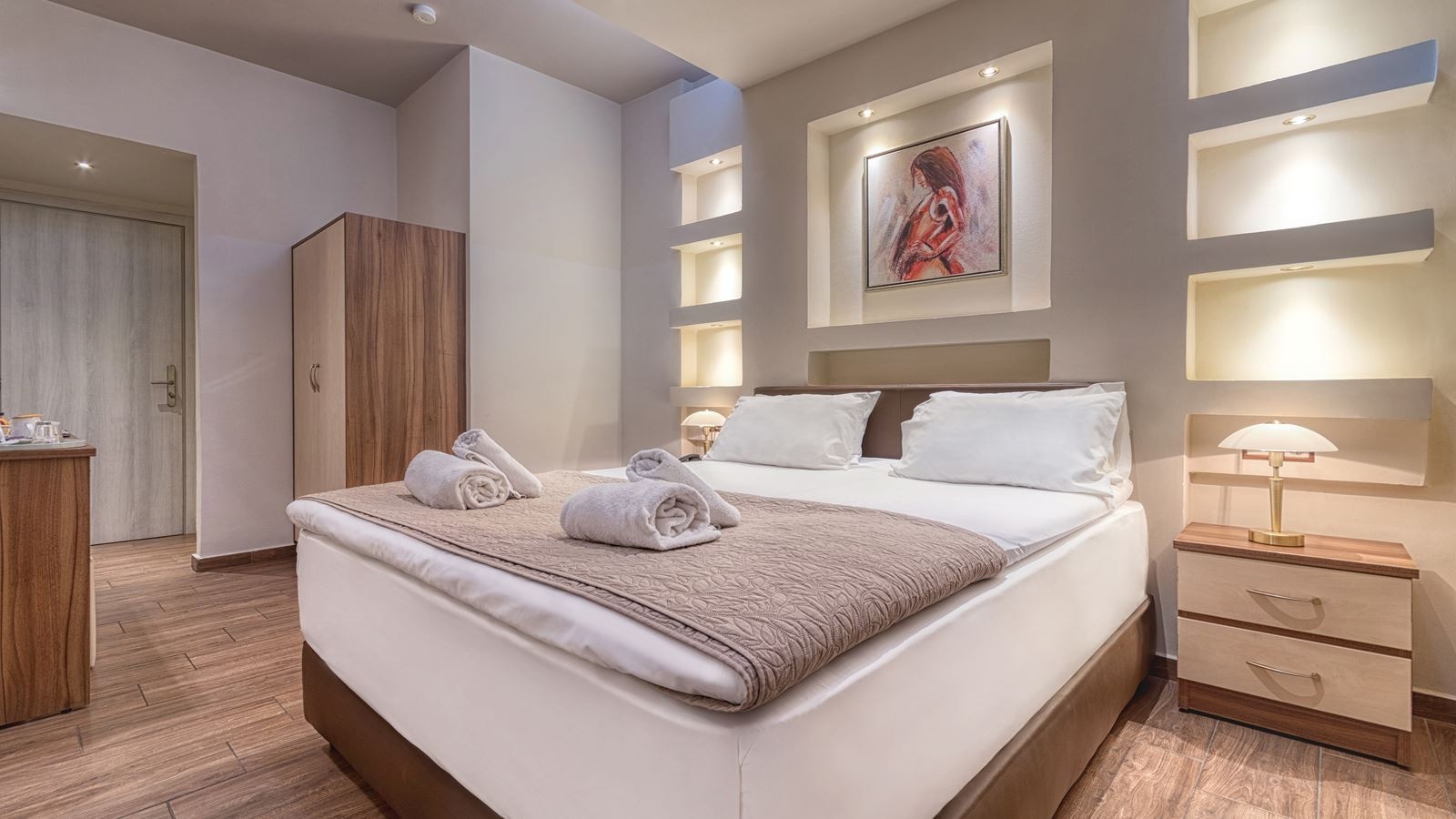 rooms-room-classic-bcd-building-with-sideseaview