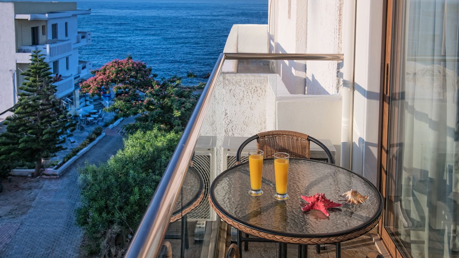 rooms-room-classic-bcd-building-with-sideseaview