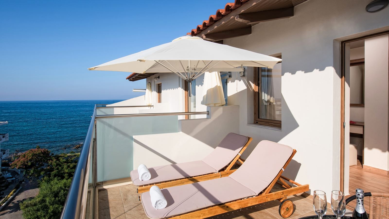 rooms-room-classic-bcd-building-with-sideseaview