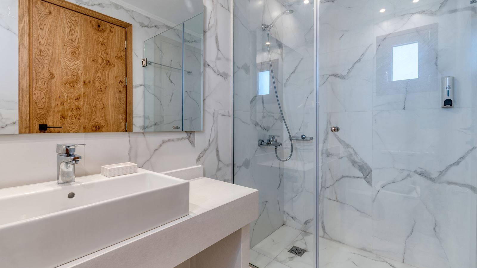 rooms-room-classic-bcd-building-with-sideseaview