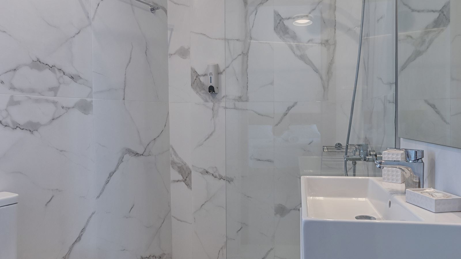 rooms-room-classic-bcd-building-with-sideseaview