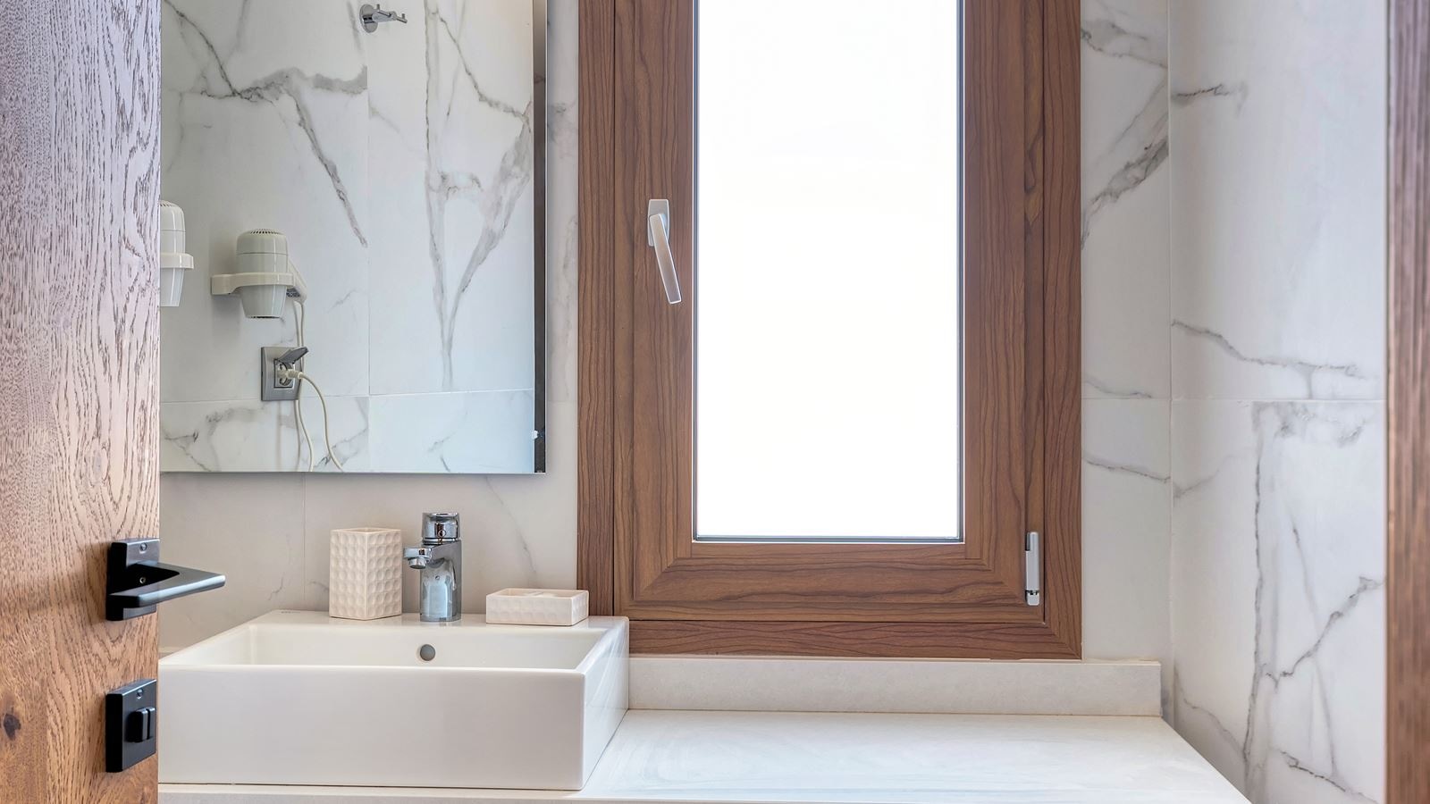 rooms-room-classic-bcd-building-with-sideseaview