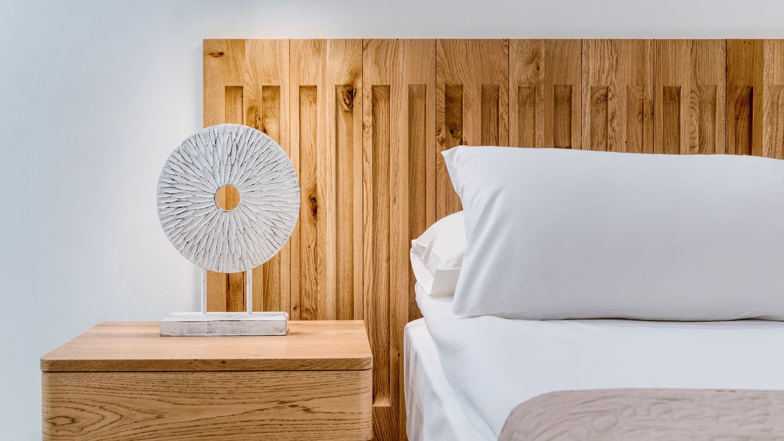 rooms-room-classic-bcd-building-with-sideseaview