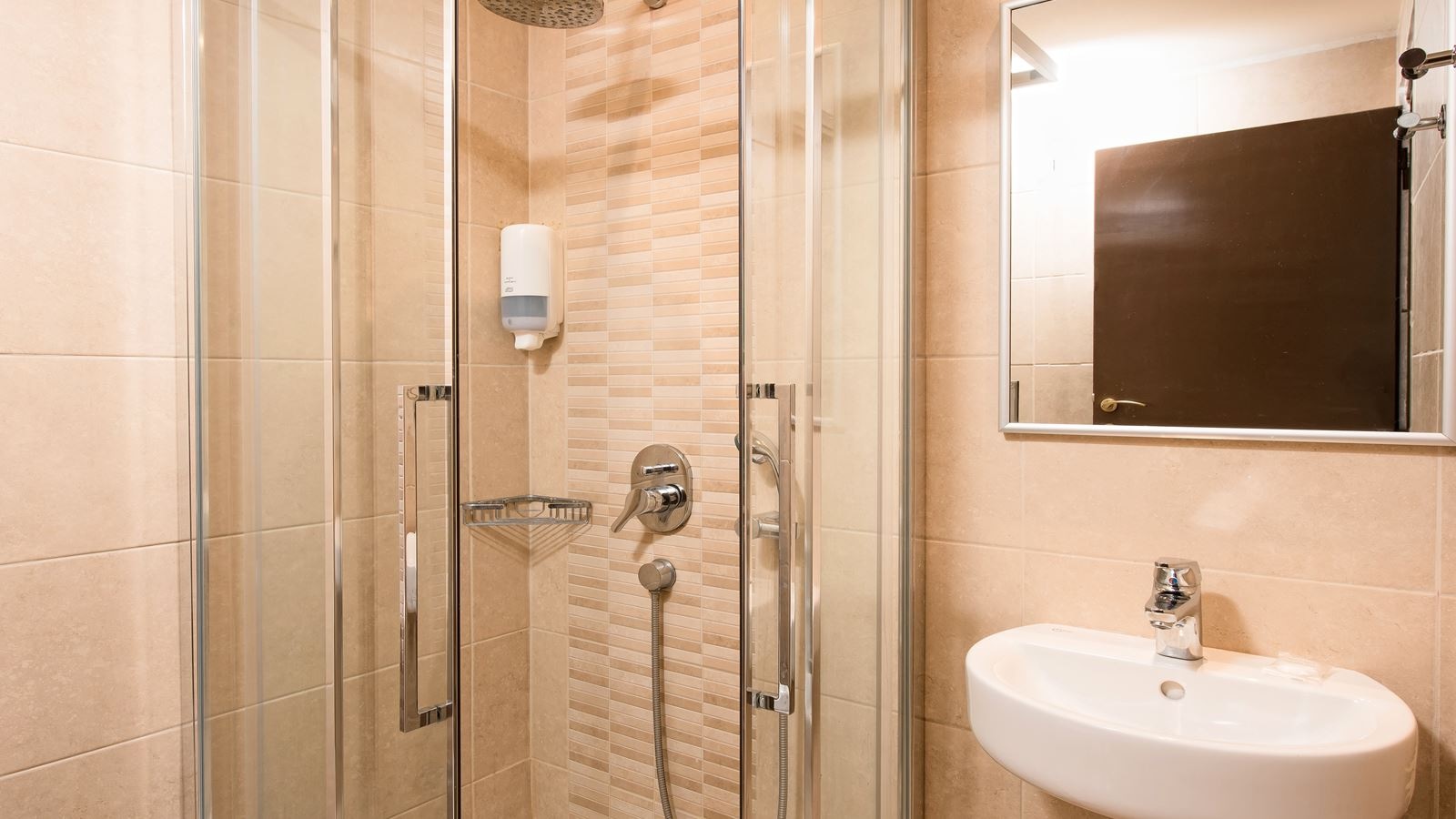 rooms-room-classic-bcd-building-with-sideseaview