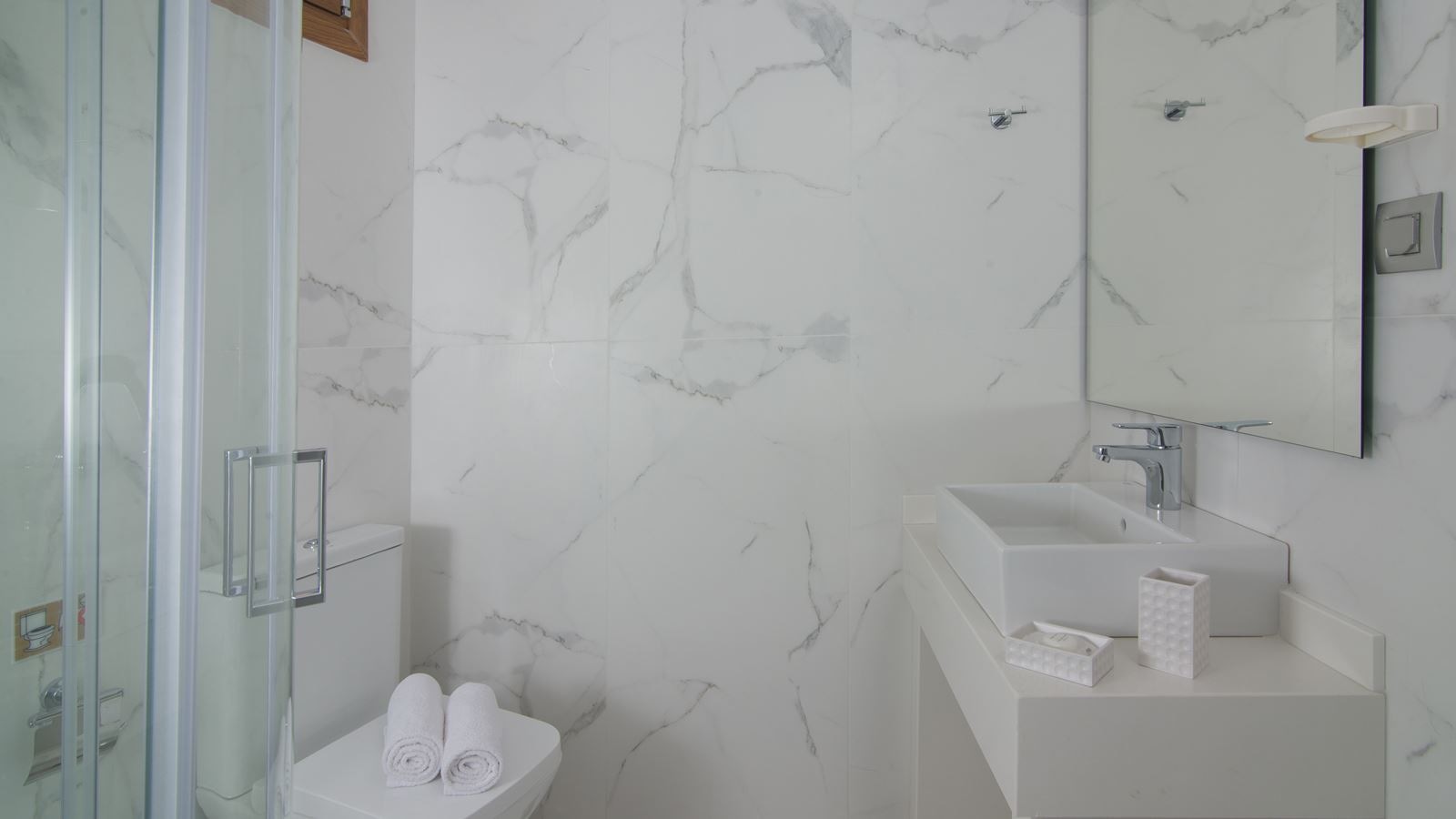 rooms-room-classic-bcd-building-with-sideseaview