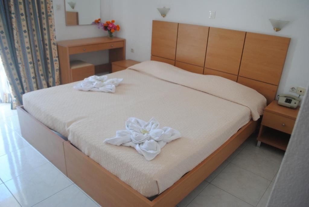 rooms-triple-room-balcony-or-terrace