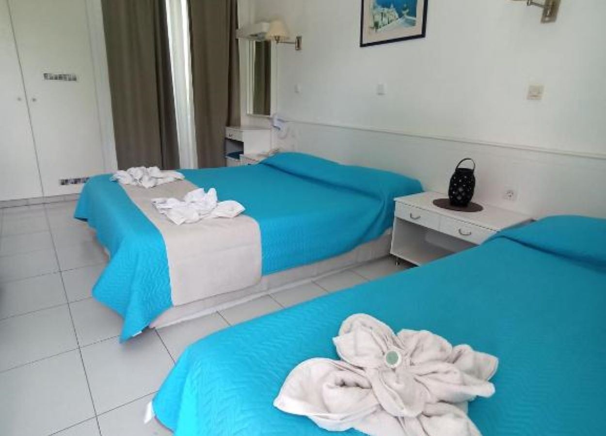 rooms-triple-room-balcony-or-terrace