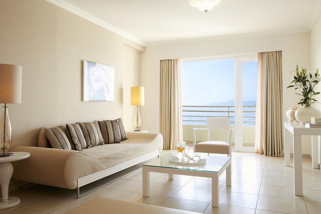 rooms-deluxe-suite-main-building-sea-front-balcony