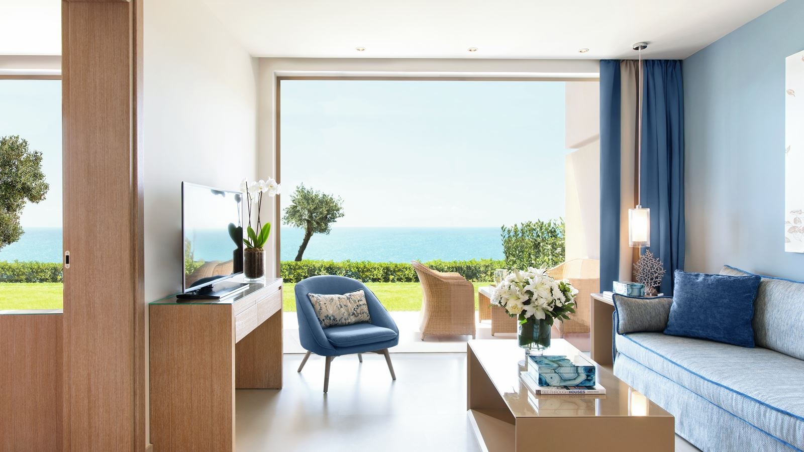 rooms-one-bedroom-family-suite-private-garden-sea-view