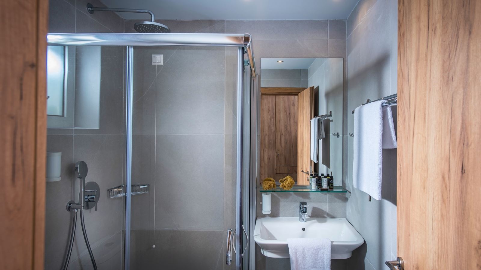 rooms-room-superior-golden-wing-sea-view-balcony-or-terrace