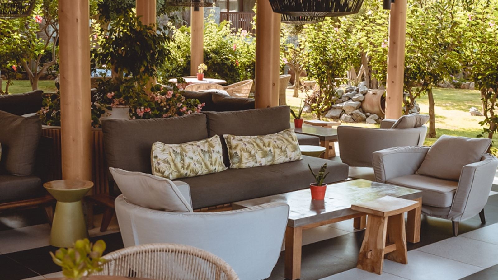 bars-ikaros-lobby-bar