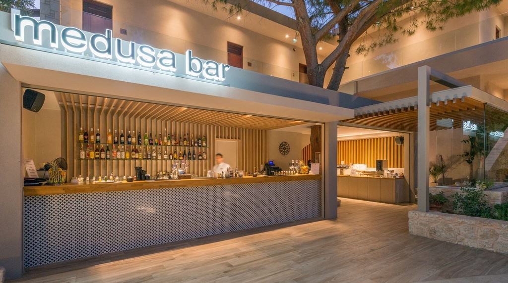 bars-medousa-pool-bar