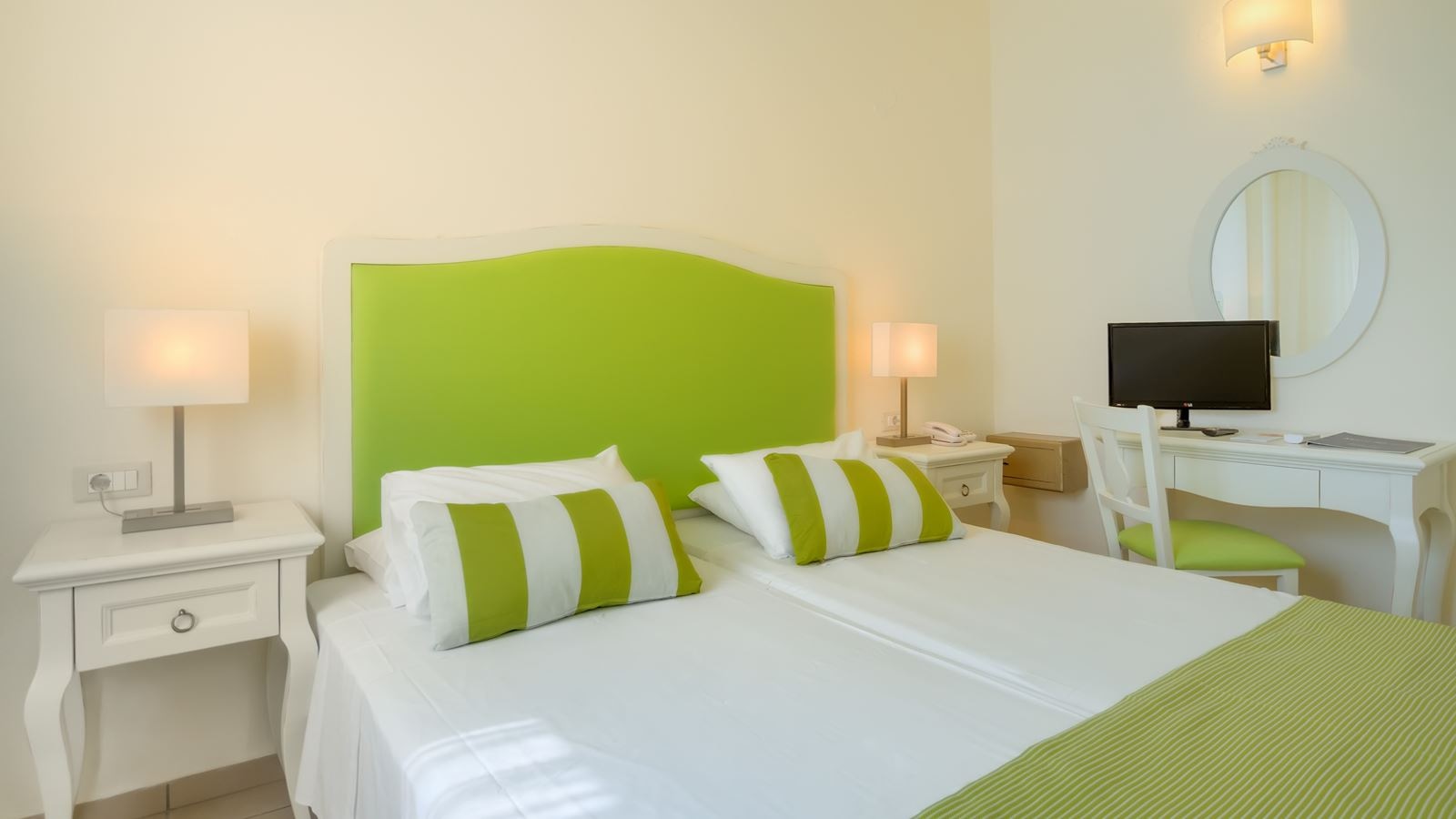 rooms-1-bedroom-apartment-side-sea-view