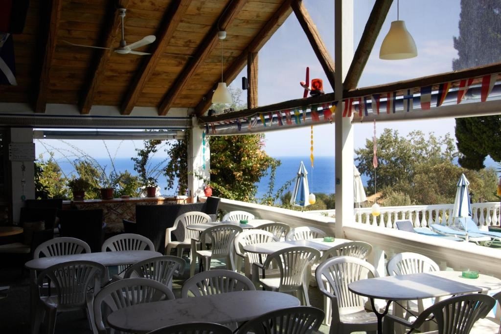 restaurants-pool-bar-and-snaks