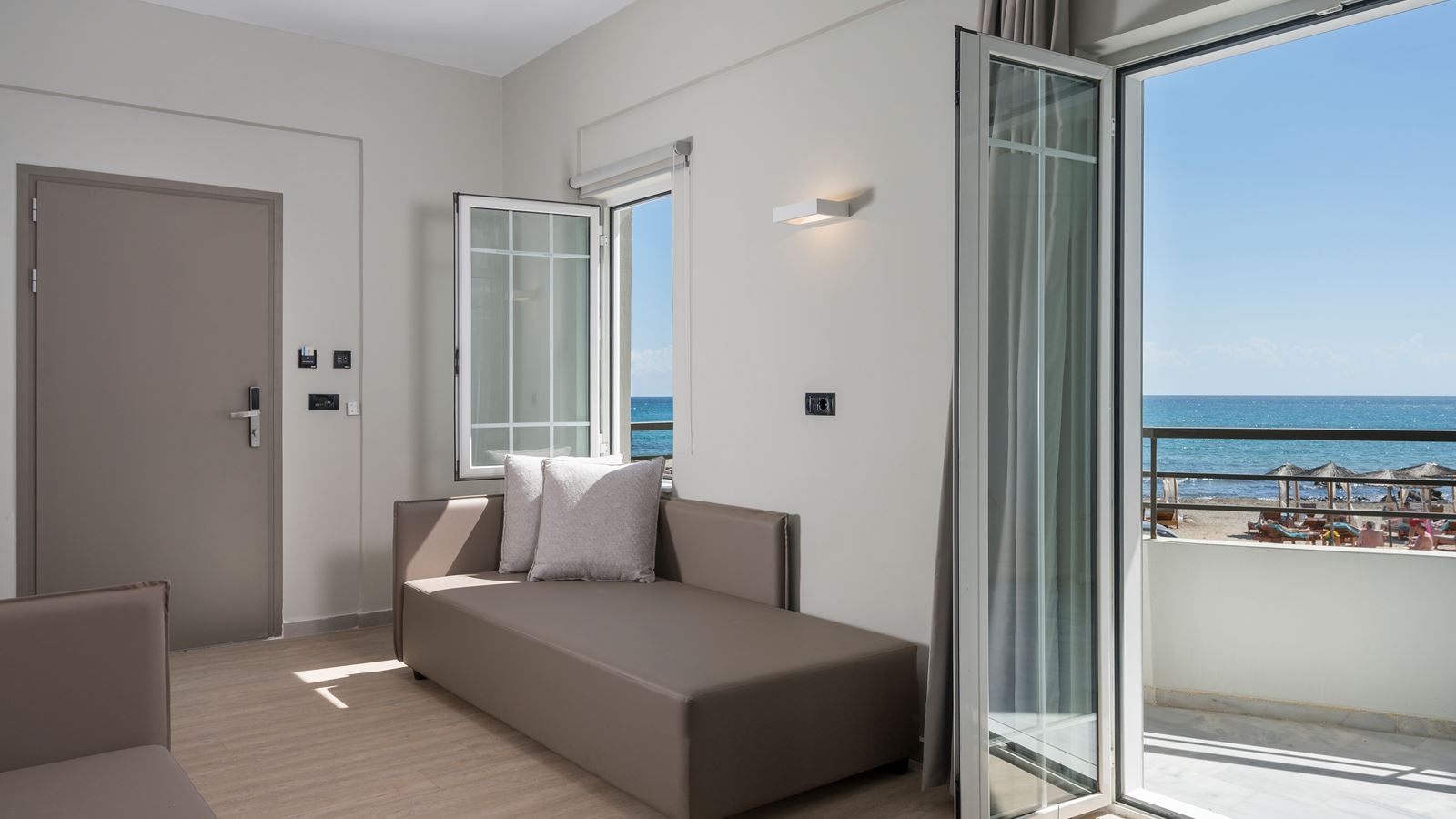 rooms-suite-junior-side-sea-view-balcony-or-terrace