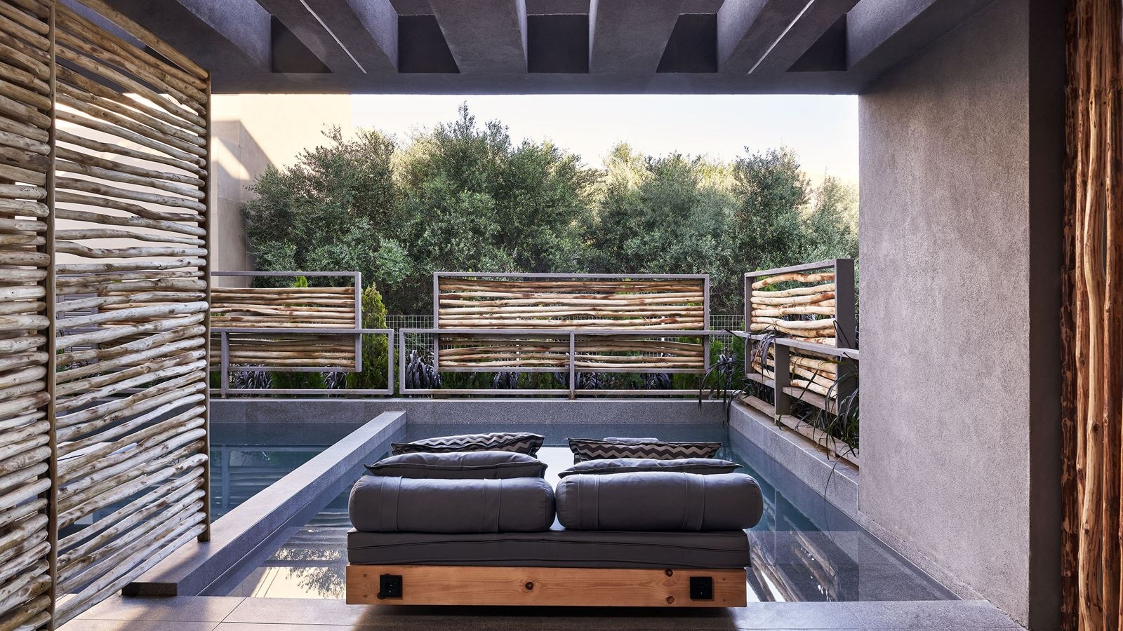 rooms-luxury-maisonette-independent-pool