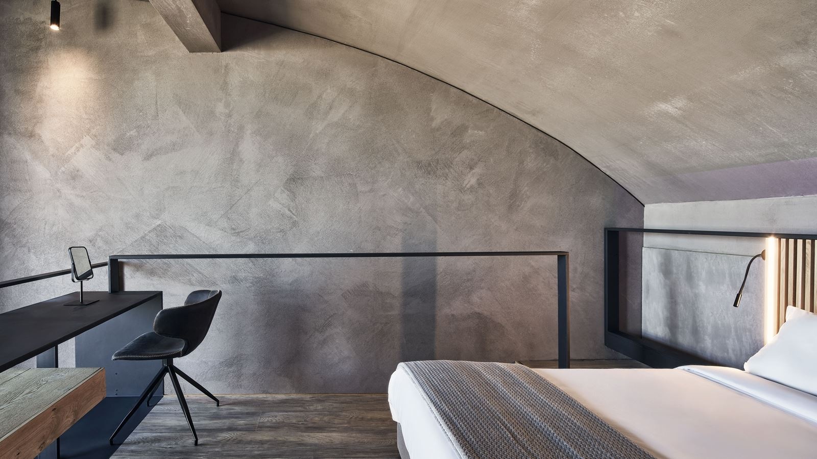 rooms-loft-suite-with-outdoor-jacuzzi