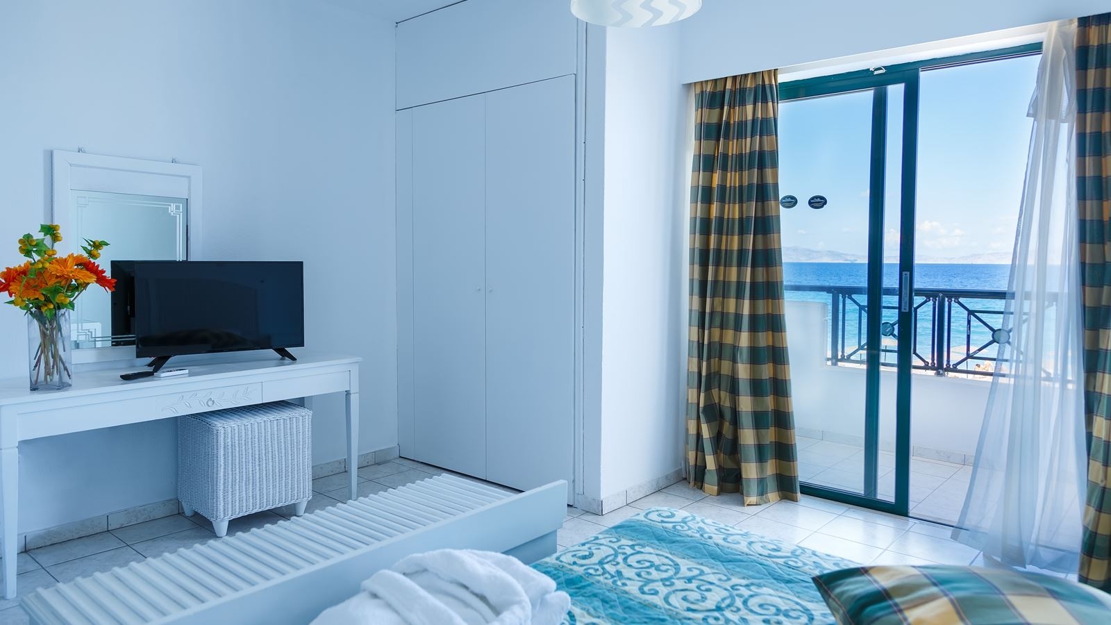 rooms-deluxe-room-sea-front