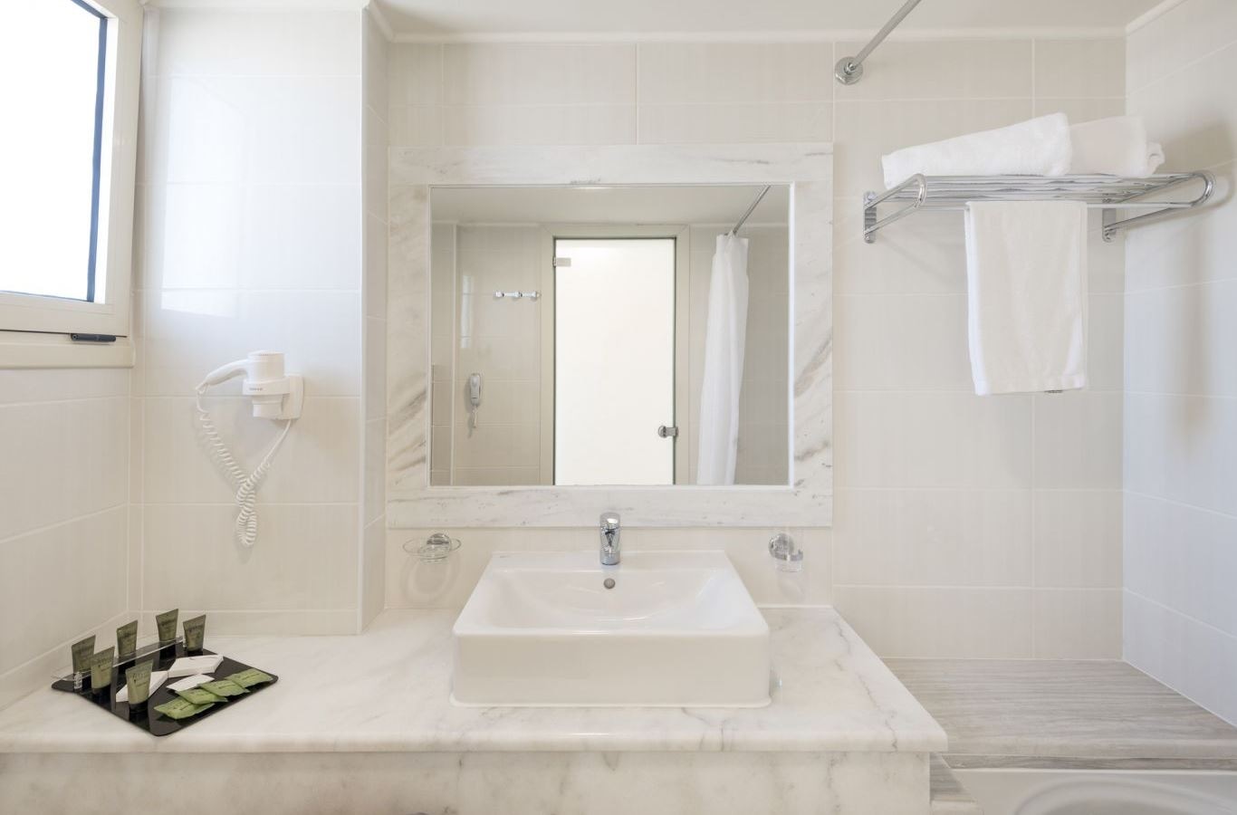 rooms-deluxe-twin-sea-view-room