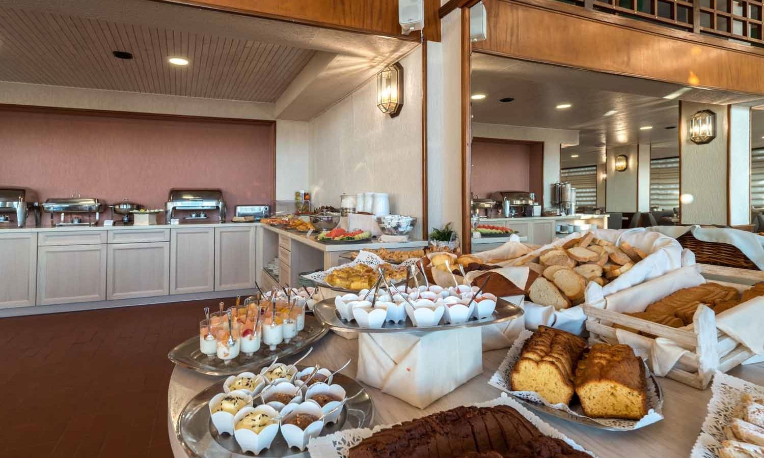 restaurants-breakfast-area-or-pool-area