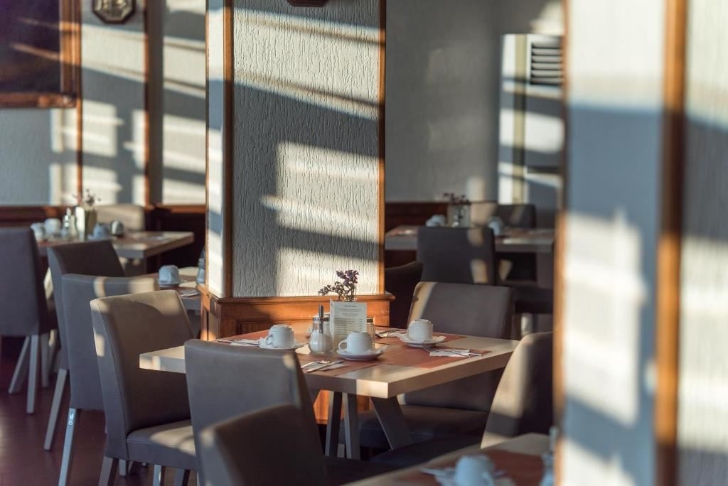 restaurants-breakfast-area-or-pool-area