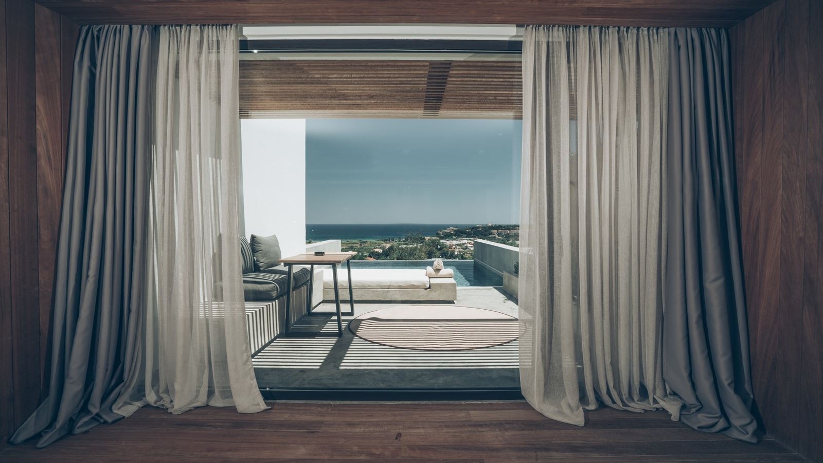 rooms-private-pool-suite