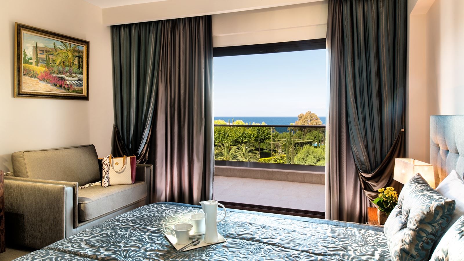 rooms-elegant-side-sea-view-room