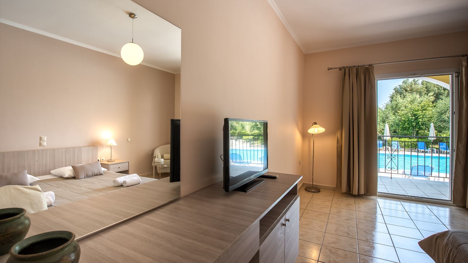 rooms-double-room-pool-view