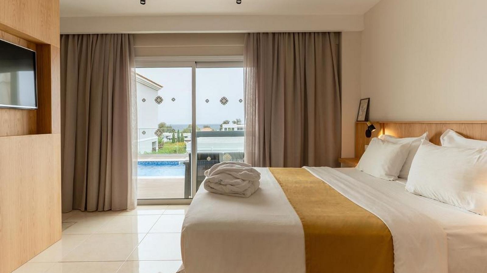 rooms-room--family-2-bedrooms-deluxe-shared-pool