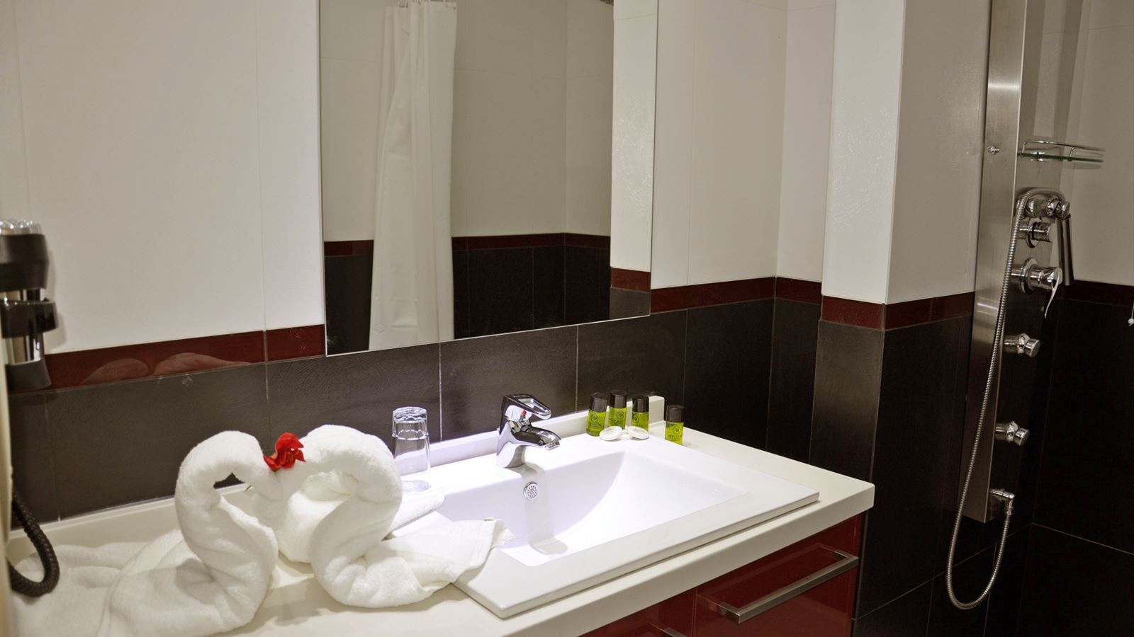 rooms-1-bedroom-sidemountain-view