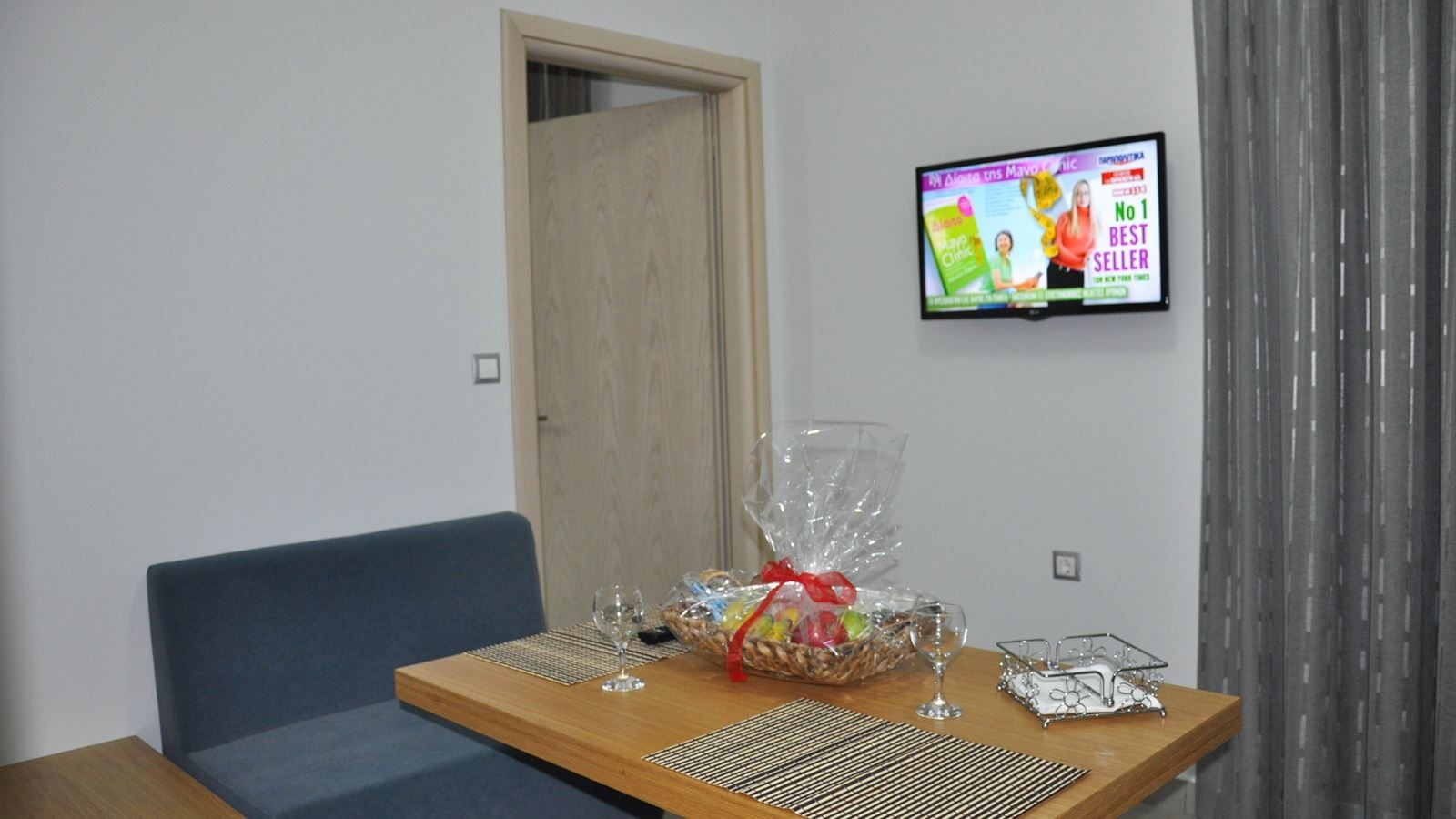 rooms-1-bedroom-seapool-view