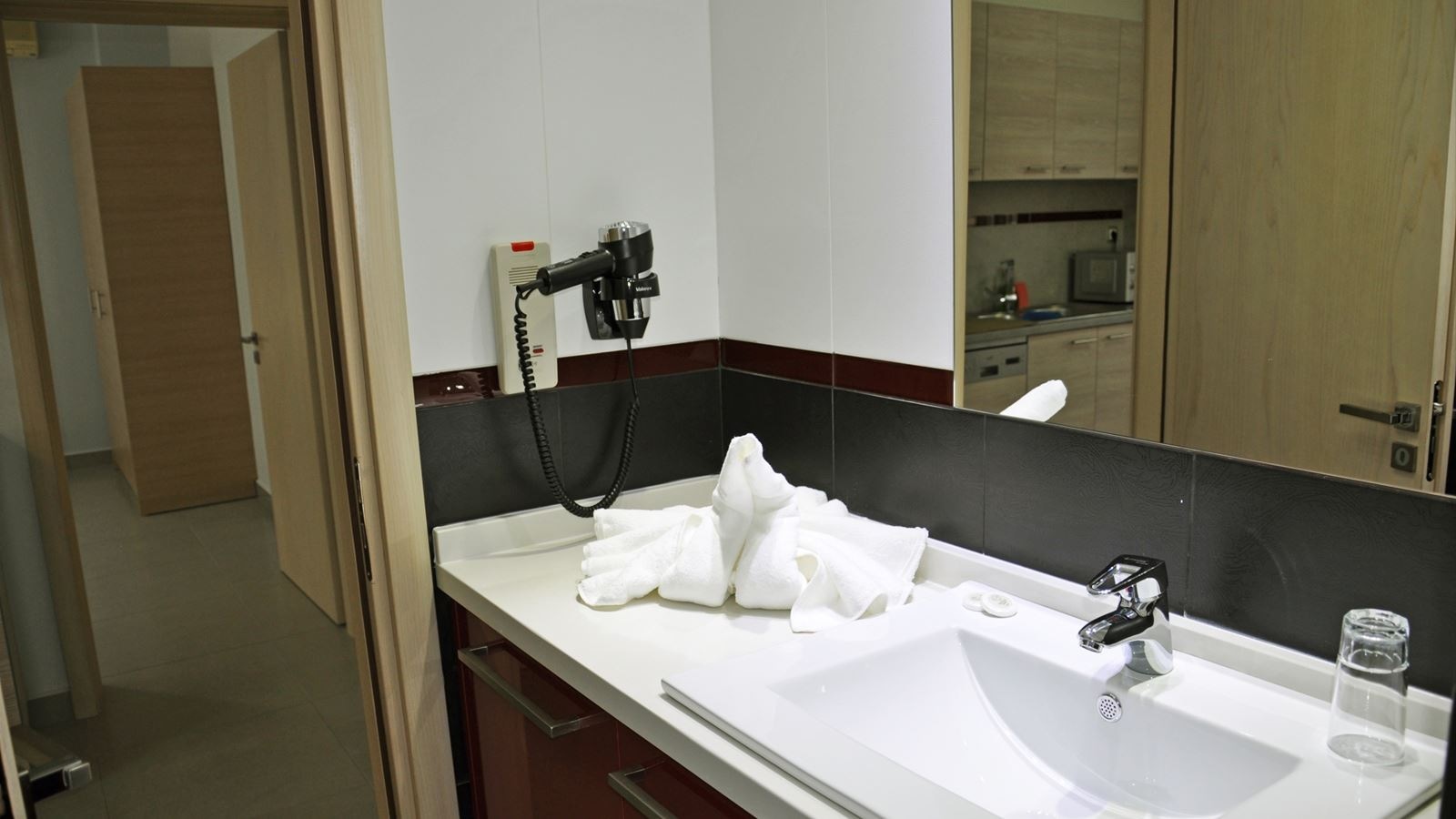 rooms-1-bedroom-seapool-view