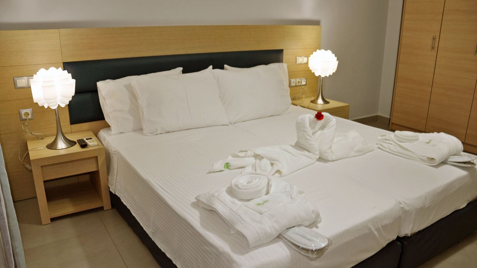 rooms-2-bedroom-sidemountain-view