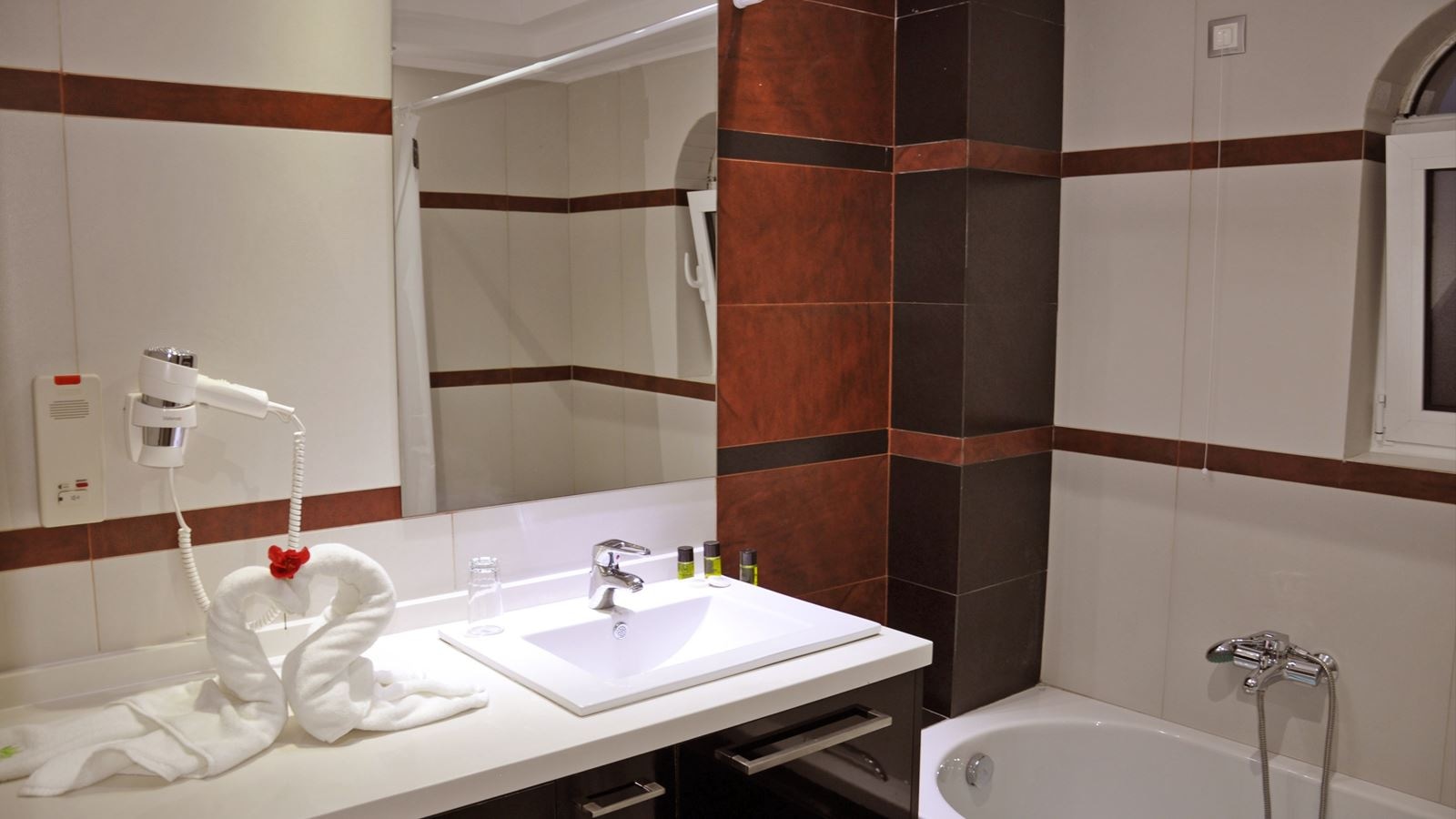 rooms-2-bedroom-seapool-view