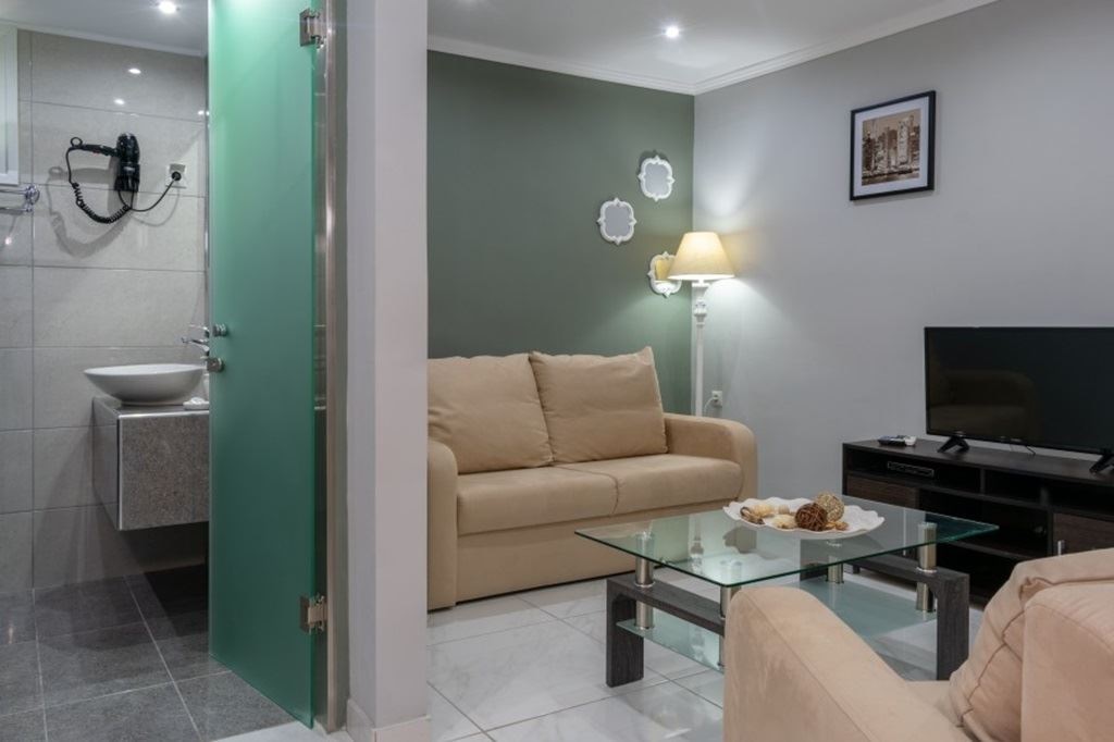 rooms-deluxe-suite-with-outdoor-jacuzzi